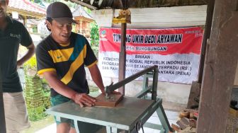 Terima Mesin Gergaji Khusus dari Kemensos, Tukang Ukir di Klungkung Makin Produktif Bekerja