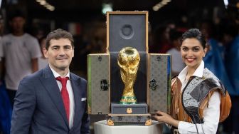 7 Momen Deepika Padukone Buka Trofi Piala Dunia, Didampingi Mantan Kiper Timnas Spanyol Iker Casilas