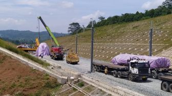 Sejumlah petugas dan alat berat berada di lokasi Kereta Cepat Jakarta-Bandung atau KCJB yang mengalami kecelakaan di area Cipada, Cikalongwetan, Kabupaten Bandung Barat. [Suara.com/Ferrye Bangkit Rizki]