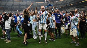 Bek Argentina Pezzella Jerman selebrasi usai upacara penghargaan dan setelah memenangkan memenangkan pertandingan sepak bola final Piala Dunia 2022 antara Argentina dan Prancis di Stadion Lusail di Lusail, utara Doha, Qatar, Minggu (18/12/2022). [FRANCK FIFE / AFP]