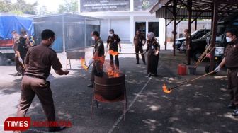 Kejari Pacitan Musnahkan Barang Bukti Kasus Narkoba, Penipuan, Perjudian