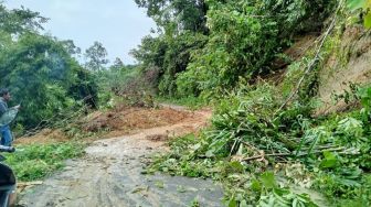 Longsor Sempat Tutupi Jalan Lubuk Sidup Aceh Tamiang