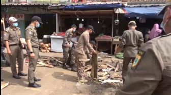 Satpol PP Bongkar Puluhan Lapak PKL di Pasar Badak Pandeglang