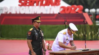 Panglima TNI Laksamana TNI Yudo Margono (kanan) didampingi pejabat lama Panglima TNI Jenderal TNI Andika Perkasa (kiri) menandatangani berita acara saat Upacara Serah Terima Jabatan di Mabes TNI, Cilangkap, Jakarta Timur, Selasa (20/12/2022). [ANTARA FOTO/M Risyal Hidayat].