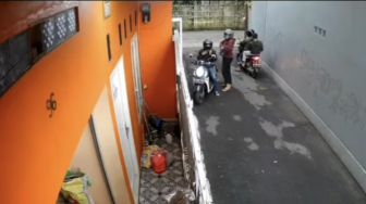 Terekam CCTV Beraksi di Dalam Gang, Komplotan Maling di Kramat Jati Embat Motor Warga Jelang Magrib