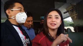 Dewi Perssik Marah-Marah Dituduh Usir Ibu Fitri Salhuteru dari Rumahnya