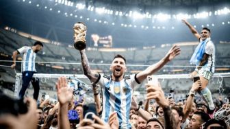 Lionel Messi Kegocek, Trofi Piala Dunia yang Diangkat La Pulga Ternyata Palsu, Hasil Selundupan Fans