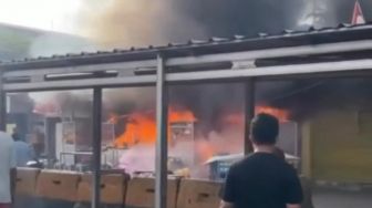 Kios di Terminal Pasar Senen Kebakaran, 28 Personel Damkar Berjibaku Padamkan Api