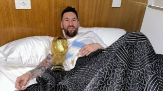 Gaya Banget! Lionel Messi Pamer Foto Bangun Tidur Bareng Trofi Piala Dunia 2022