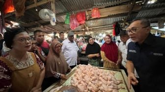 Menteri Perdagangan Zulkifli Hasan berbincang dengan pedagang saat mengunjungi Pasar Sentral Remu di Kota Sorong, Papua Barat, Rabu (21/12).  [Dok Kemendag]