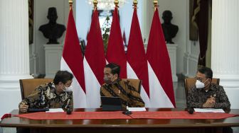 Presiden Joko Widodo (tengah) didampingi Menko Perekonomian Airlangga Hartarto (kiri) dan Menteri ESDM Arifin Tasrif menyampaikan keterangan pers di Istana Merdeka, Jakarta, Rabu (21/12/2022). [ANTARA FOTO/Sigid Kurniawan]