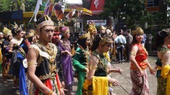 Bukan Anime, Ratusan Pemuda dan Pemudi Bandung Ramai-ramai Pakai Cosplay Wayang Orang