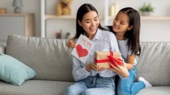 Mendapat Hadiah di Hari Ibu, Ini Sisi Positifnya Menurut Psikolog