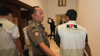 Kantornya Digeledah KPK, Gubernur Khohifah Klaim Hanya Flashdisk dari Ruang Sekda yang Dibawa Penyidik