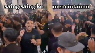 Viral Ultras Malaysia Nyanyikan Lagu 'Ojo Dibandingke', Logat Jawanya Bisa Medok