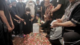 Suasana pemakaman Aminah Cendrakasih atau Mak Nyak di TPU Karet Bivak, Jakarta, Kamis (22/12).  [Suara.com/Oke Atmaja]