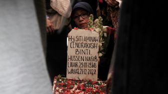 Isak Tangis Iringi Pemakaman Aminah Cendrakasih 'Mak Nyak Si Doel'
