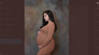Amanda Zahra Unggah Potret Hamil Besar Untuk Rayakan Hari Ibu, Netizen: Ibu Kuat!