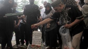 Suasana pemakaman Aminah Cendrakasih atau Mak Nyak di TPU Karet Bivak, Jakarta, Kamis (22/12).  [Suara.com/Oke Atmaja]