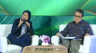 Dirjen Pengembangan Ekonomi & Investasi Desa Harlina Sulistyorini (kiri) dan Direktur Tata Kelola Destinasi Indra Ni Tua (kanan) memberikan paparan saat acara BRI Bincang Desa Brilian 2022 di Hotel Shangri-La, Jakarta Pusat, Kamis (22/12/2022). [Suara.com/Alfian Winanto]