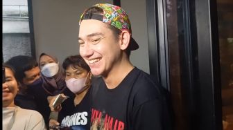 Dikonfirmasi Soal Kasus Penipuan Rumah, Adipati Dolken Cuma Tersenyum