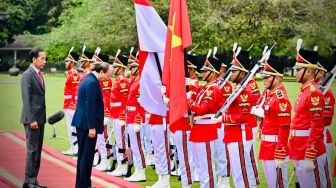 Presiden Joko Widodo atau Jokowi bersama Presiden Republik Sosialis Vietnam Nguyen Xuan Phuc melakukan inspeksi pasukan kehormatan di Istana Kepresidenan Bogor, Kamis (22/12/2022). [Foto: Laily Rachev - Biro Pers Sekretariat Presiden]