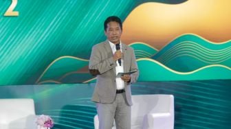 Pemimpin Redaksi Suara.com, Suwarjono selaku moderator saat acara BRI Bincang Desa Brilian 2022 di Hotel Shangri-La, Jakarta Pusat, Kamis (22/12/2022). [Suara.com/Alfian Winanto]