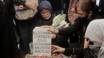 Suasana pemakaman Aminah Cendrakasih atau Mak Nyak di TPU Karet Bivak, Jakarta, Kamis (22/12).  [Suara.com/Oke Atmaja]