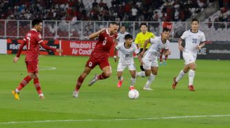 Penyerang Indonesia Ilija Spasojevic membawa bola saat pertandingan sepak bola Grup A Piala AFF 2022-2023 antara Indonesia dan Kamboja di Stadion Utama Gelora Bung Karno (SUGBK), Jakarta Pusat, Jumat (23/12/2022). [Suara.com/Alfian Winanto]