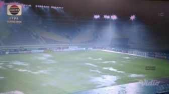 Stadion Manahan Solo Banjir, Duel PSS Sleman vs Persija Jakarta Terhenti Sementara