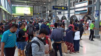 Sejumlah penumpang berada di Stasiun Pasar Senen, Jakarta Pusat, Jumat (23/12/2022). [Foto dok. PT KAI]