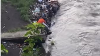 Pria Tepergok Buang Sampah Sembarangan di Sungai Kampung Warna-warni Malang