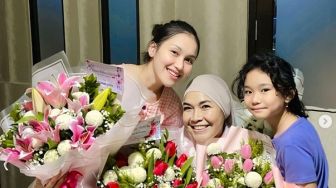 5 Potret Artis Ibu Tunggal Tanpa Suami Rayakan Hari Ibu: Bikin Haru dan Meleleh