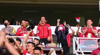 Ekspresi Jokowi Nonton Timnas Indonesia Menang Tipis 2-1 Atas Kamboja di SUGBK