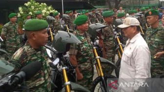 Menteri Pertahanan Prabowo Subianto Serahkan Sepeda Motor untuk Babinsa Koramil 01 Indramayu