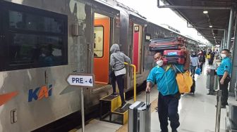 Sejumlah penumpang berada di Stasiun Pasar Senen, Jakarta Pusat, Jumat (23/12/2022). [Foto dok. PT KAI]