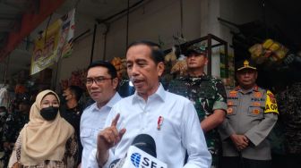 Jelang Nataru Jokowi Blusukan ke Pasar Cigombong, Temukan Harga Ada yang Naik