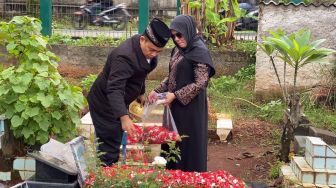 Setahun Berlalu, Tangis Haji Faisal dan Istrinya Masih Pecah di Makam Vanessa Angel