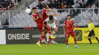 Pemain Indonesia berebut bola udara dengan pemain Kamboja saat pertandingan sepak bola Grup A Piala AFF 2022-2023 antara Indonesia dan Kamboja di Stadion Utama Gelora Bung Karno (SUGBK), Jakarta Pusat, Jumat (23/12/2022). [Suara.com/Alfian Winanto]
