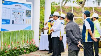 Presiden RI Joko Widodo (Jokowi)di sela-sela Bendungan Ciawi dan Bendungan Sukamahi yang terletak di Kabupaten Bogor, Jawa Barat, Jumat (23/12/2022) pagi. [Foto: Laily Rachev - Biro Pers Sekretariat Presiden]