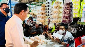 Presiden Joko Widodo atau Jokowi meninjau Pasar Cigombong, Bogor, Jawa Barat, Jumat (23/12/2022). Jokowi nampak berbincang dengan pedagang. [Foto: Laily Rachev - Biro Pers Sekretariat Presiden]