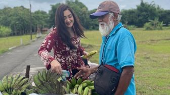 9 Potret Nafa Urbach Pulang Kampung, Borong Pisang Milik Warga dan Mencoba Naik Sepeda Ontel