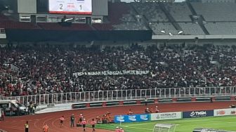 Timnas Indonesia vs Kamboja: Suporter Bentangkan Spanduk "Mereka Bukan Meninggal tapi Dibunuh"