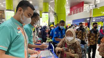 Sejumlah penumpang berada di Stasiun Gambir, Jakarta Pusat, Jumat (23/12/2022). [Foto dok. PT KAI]