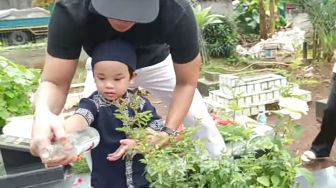 Bikin Orang Mau Nangis, Intip 9 Momen Gala Sky Berziarah ke Makam Orangtuanya di Hari Ultah Mendiang Vanessa Angel