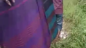 Akses Jalan Rusak, Warga Alue Tuwi Aceh Timur Terpaksa Gunakan Tandu