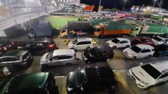 Gelombang Tinggi, Bongkar Muat di Pelabuhan Merak Disetop