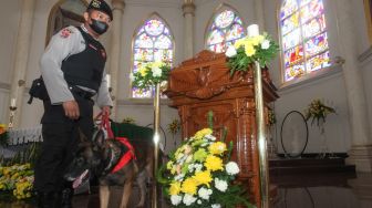 Polisi menggunakan anjing pelacak saat melakukan penyisiran di Gereja Katolik Kelahiran Santa Perawan Maria, Surabaya, Jawa Timur, Sabtu (24/12/2022). [ANTARA FOTO/Didik Suhartono/YU]