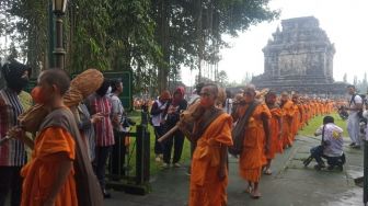 Ratusan Umat Buddha Ikuti Ritual Pabajja Samanera: Meditasi Jalan Kaki Candi Mendut-Borobudur