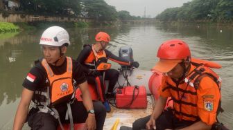 Dikabarkan Nekat Nyebur Ke Kali Cengkareng, Tim SAR Temukan Reynaldo Dalam Kondisi Tewas